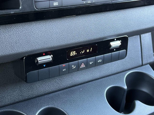 Vehicle image 16 of 32