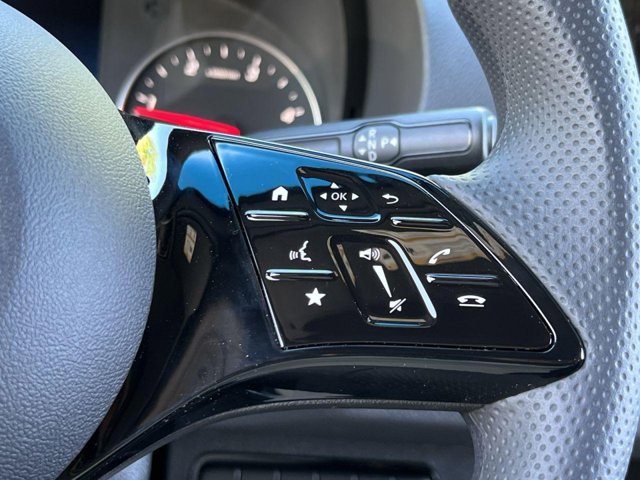 Vehicle image 27 of 32