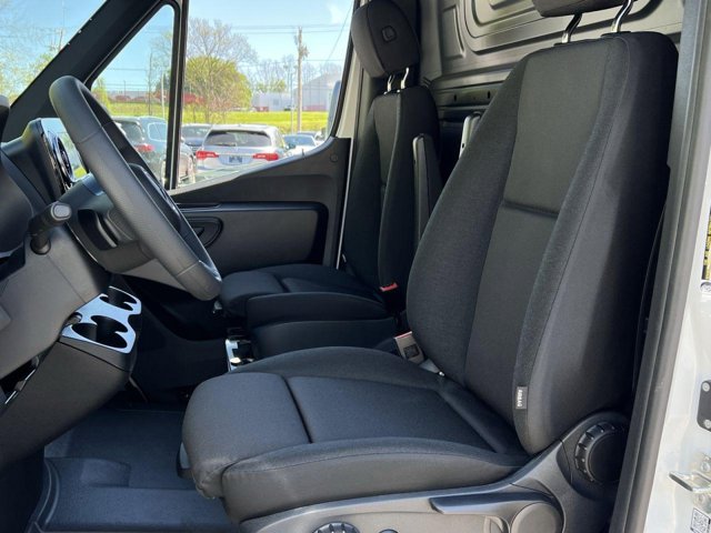 Vehicle image 8 of 32