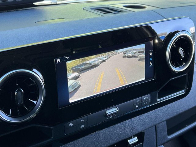 Vehicle image 14 of 32