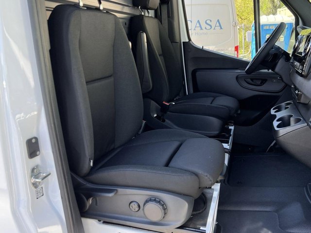 Vehicle image 24 of 32