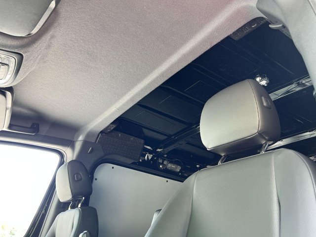 Vehicle image 31 of 33
