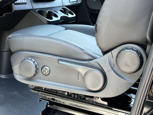 Vehicle image 28 of 33