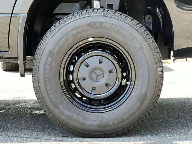 Vehicle image 9 of 33