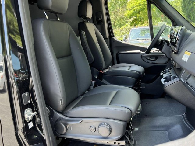 Vehicle image 14 of 33