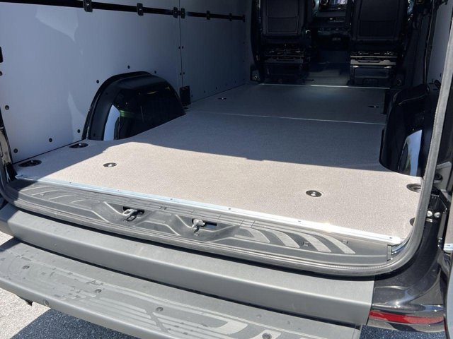 Vehicle image 10 of 33