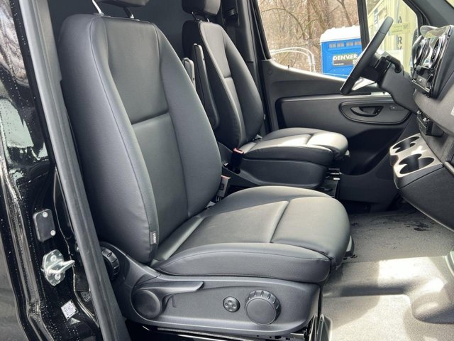 Vehicle image 24 of 33
