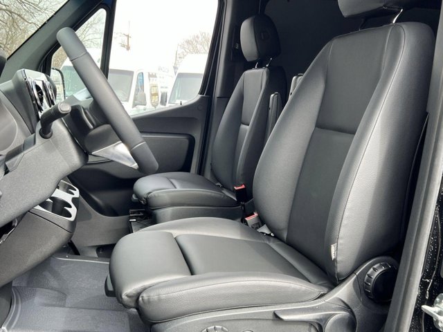 Vehicle image 8 of 33