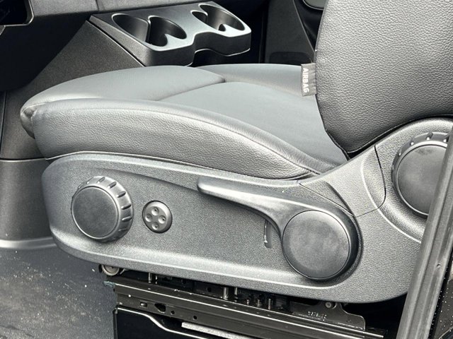 Vehicle image 9 of 33