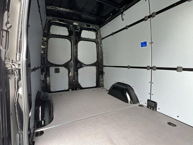Vehicle image 21 of 33
