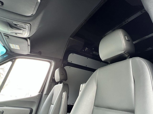 Vehicle image 19 of 33