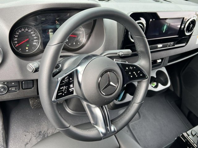 Vehicle image 11 of 33