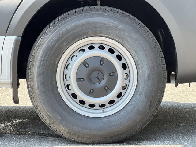 Vehicle image 7 of 33