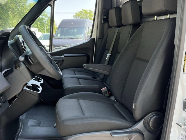 Vehicle image 8 of 33