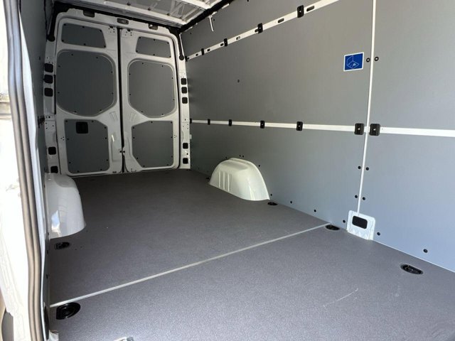 Vehicle image 21 of 33