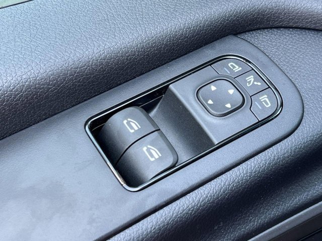 Vehicle image 23 of 32