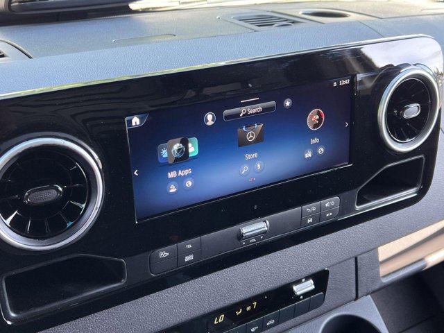 Vehicle image 18 of 32