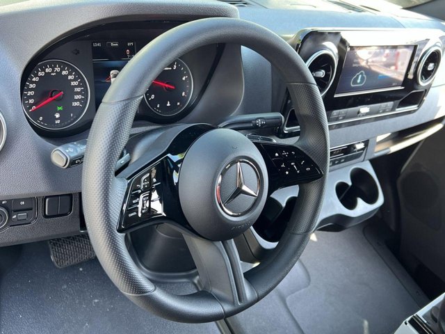 Vehicle image 14 of 32