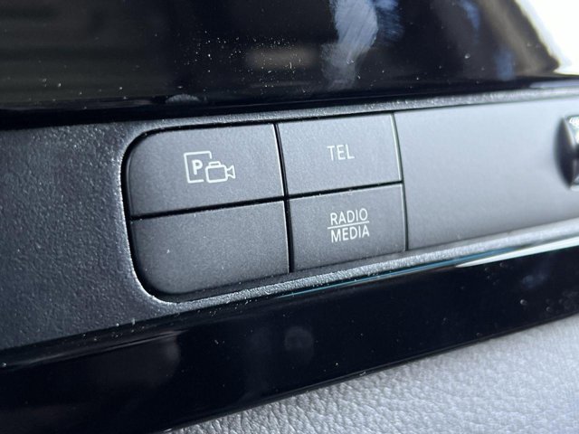 Vehicle image 21 of 32