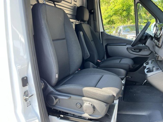Vehicle image 11 of 32