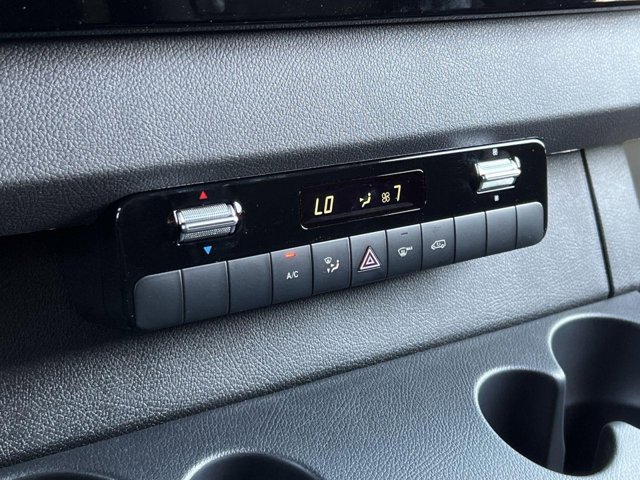 Vehicle image 25 of 32
