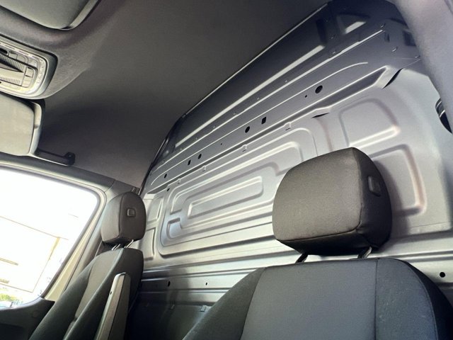 Vehicle image 27 of 32