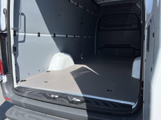 Vehicle image 10 of 32
