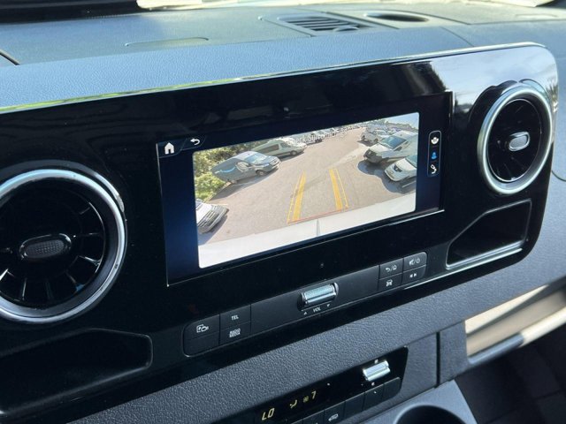 Vehicle image 17 of 32