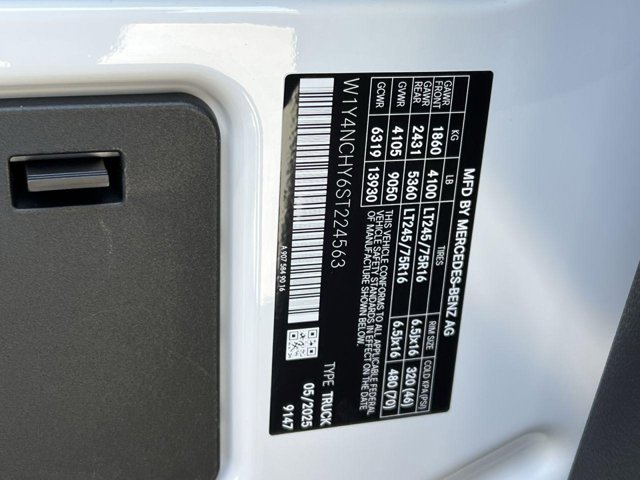 Vehicle image 26 of 32