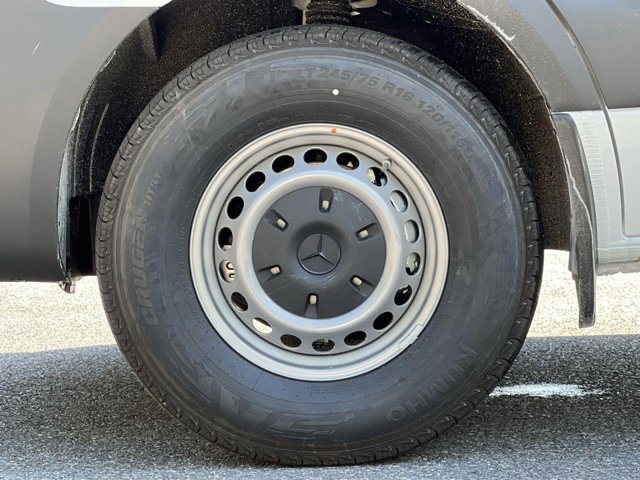 Vehicle image 8 of 32