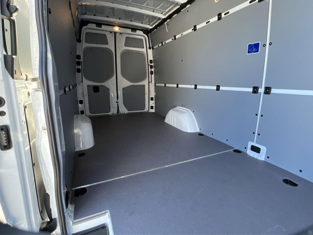 Vehicle image 21 of 32