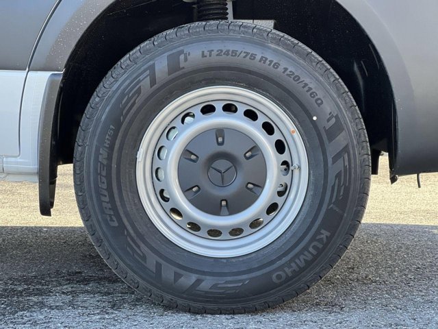 Vehicle image 7 of 32