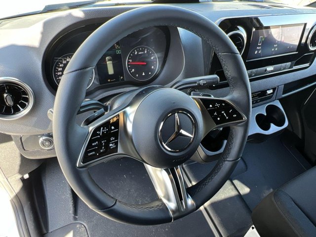 Vehicle image 11 of 32