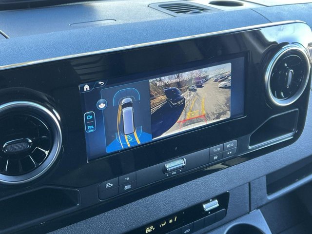 Vehicle image 14 of 32
