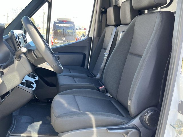 Vehicle image 8 of 32