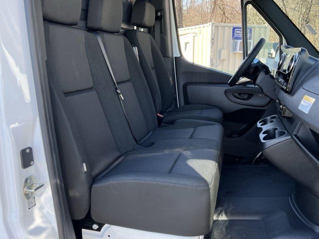 Vehicle image 24 of 32