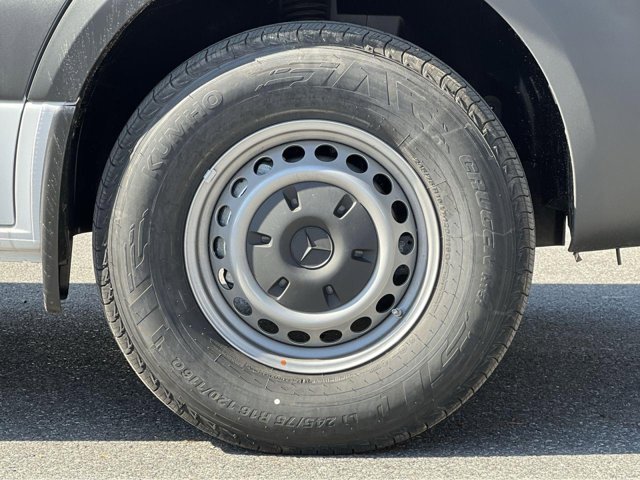 Vehicle image 7 of 32