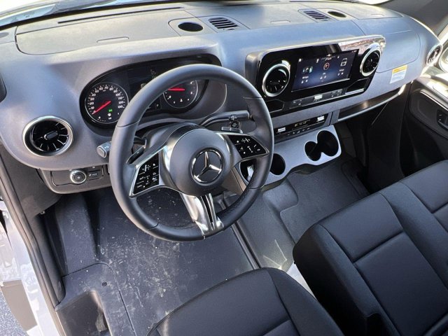 Vehicle image 18 of 32