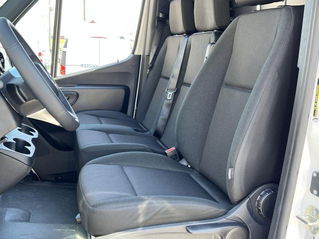 Vehicle image 8 of 32