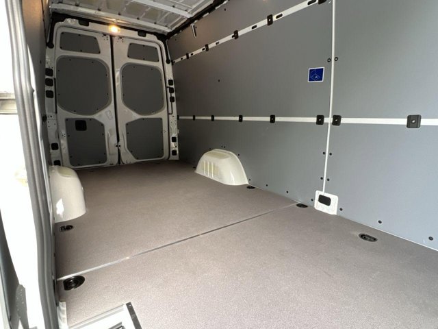 Vehicle image 21 of 33
