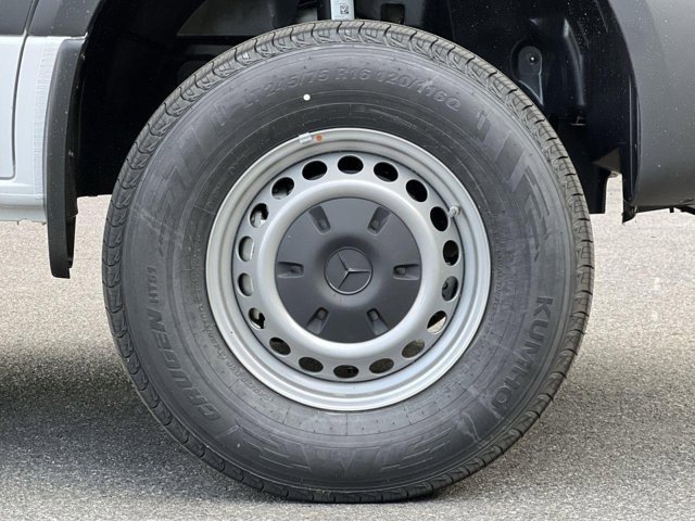 Vehicle image 7 of 33