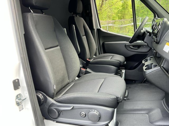Vehicle image 24 of 33
