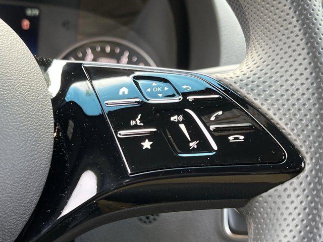 Vehicle image 27 of 33