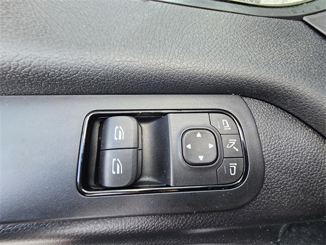 Vehicle image 17 of 20