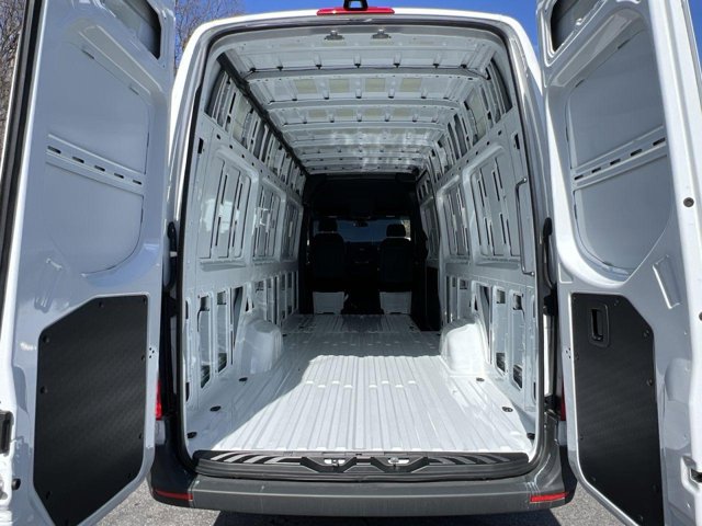 Vehicle image 23 of 32