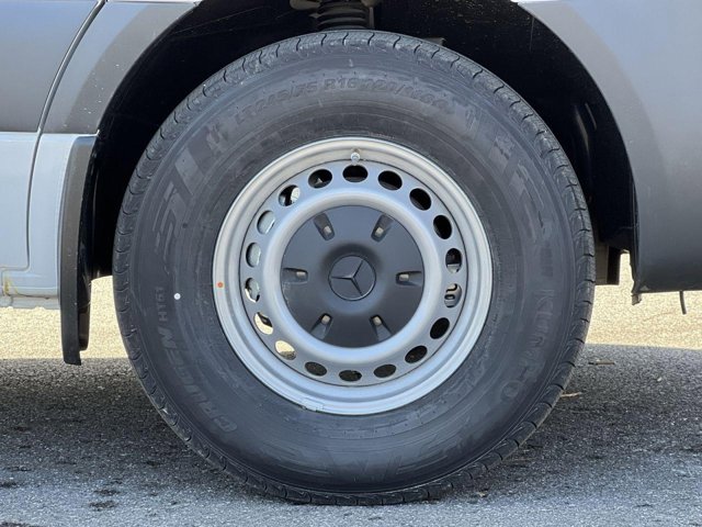 Vehicle image 7 of 32