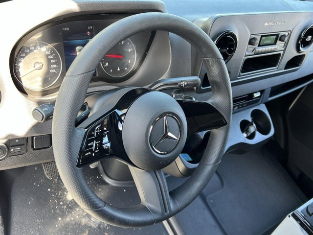 Vehicle image 11 of 32