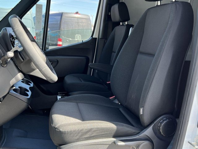 Vehicle image 8 of 32