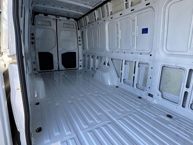 Vehicle image 21 of 32