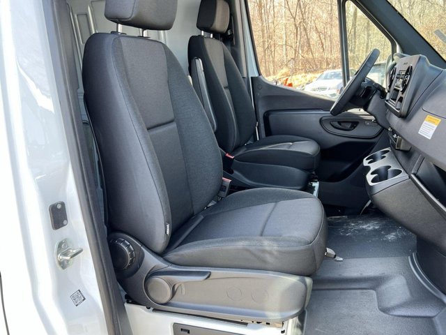 Vehicle image 24 of 32
